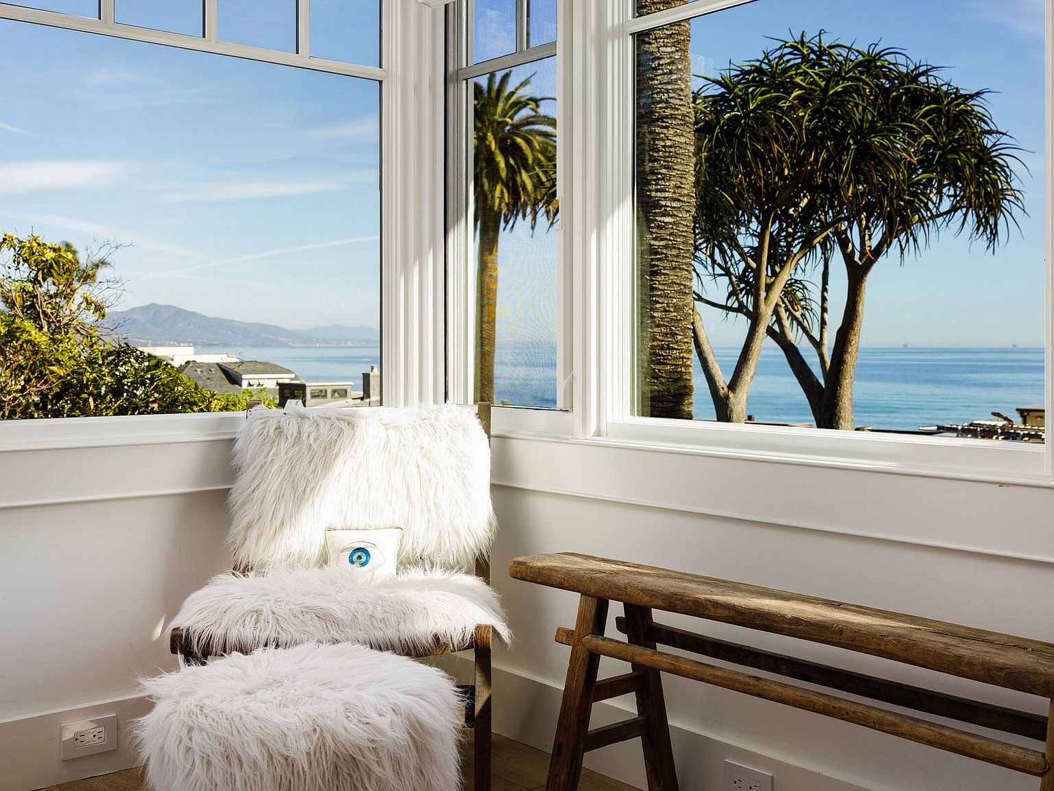 En-suite bath with marble and brass fixtures